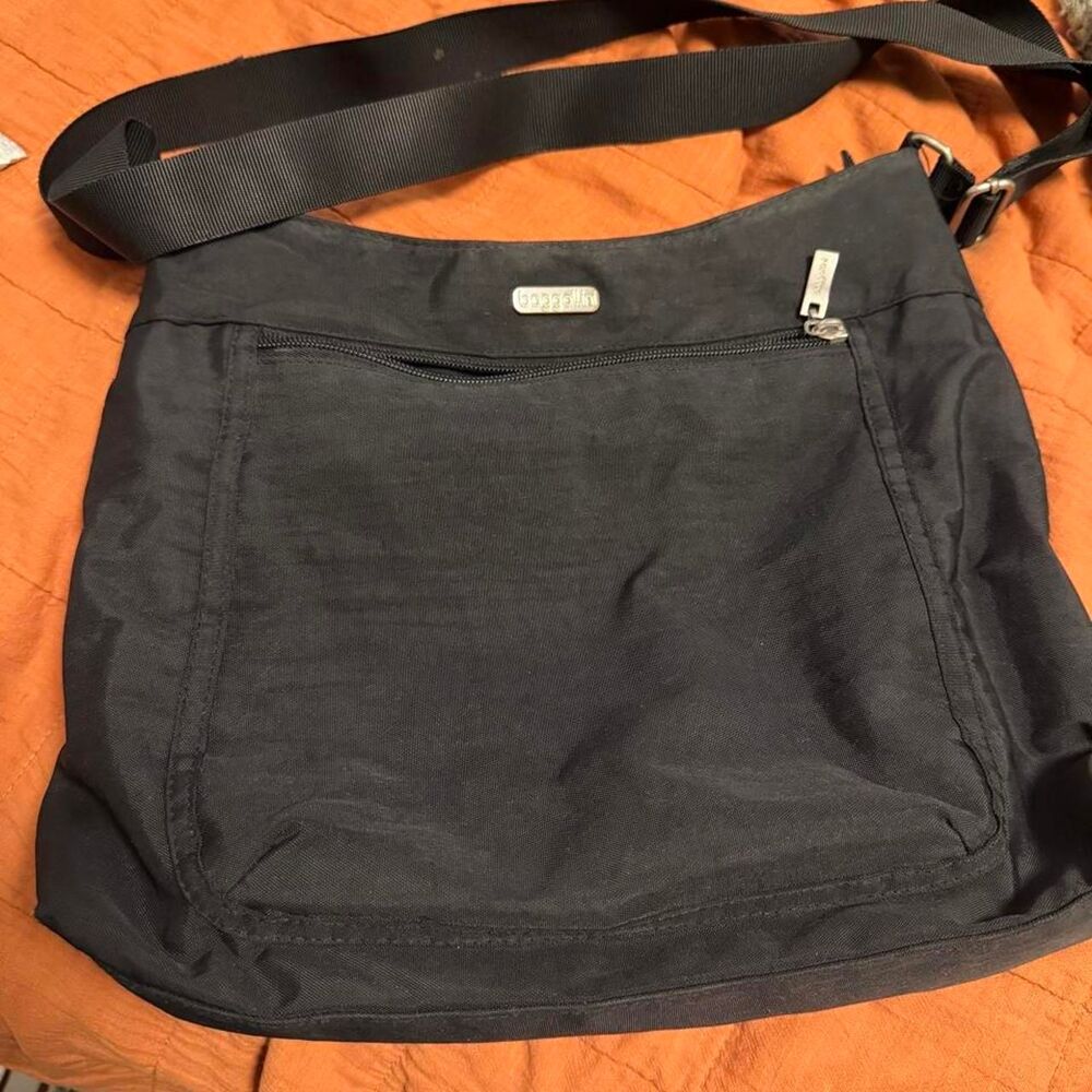 Baggallini Women's Black and Navy Bag